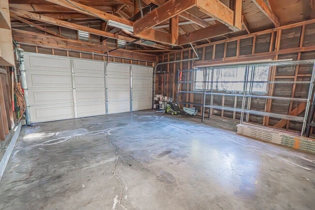 Building Photo - 3-Bedroom Home with Dog Run and Private Yard in Santa Clarita!