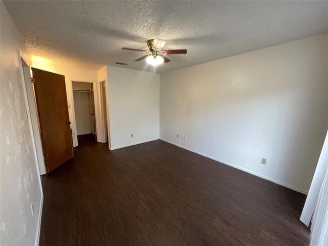 Building Photo - 1925 Castle Gate Cir