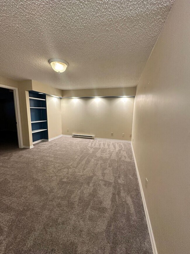 Building Photo - 4 Bedroom Condo near campus