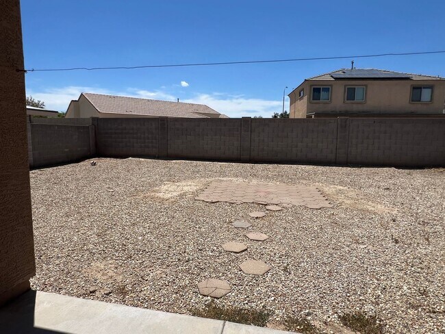 Building Photo - 4 bed, 2.5 bath, 1,741 sqft