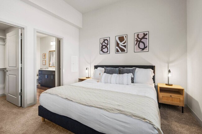 Building Photo - 711 W Broadway Rd