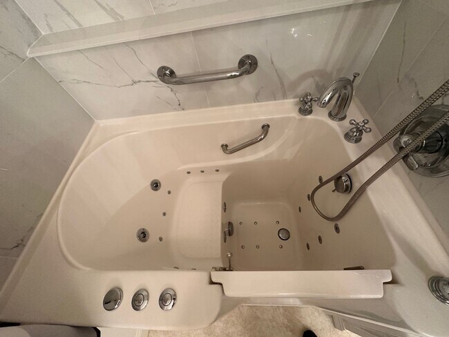 Building Photo - 3 Bedroom / 2 Bath Brick Home Kingsport, TN