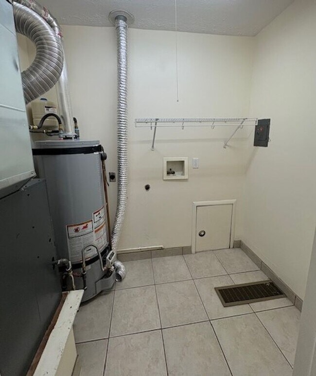 Building Photo - 1 Bedroom Multiplex Near Liberty Park!