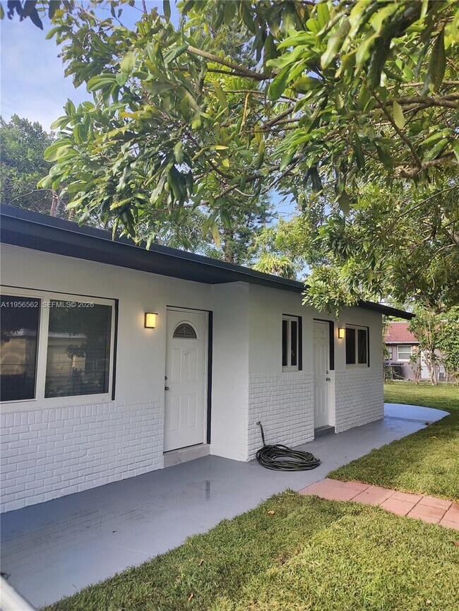 Building Photo - 1400 NW 2nd Ave