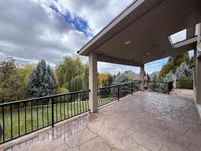 Building Photo - 1615 E Lakeview Way