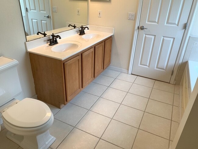 Building Photo - East Orlando spacious 3 bedrooms home with a large loft.