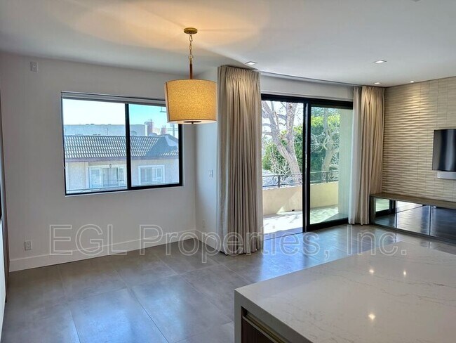 Building Photo - 1223 S Roxbury Dr