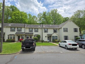 Building Photo - Rare opportunity in North Edison! Spacious 2-bed and 1.5-bathroom townhouse!