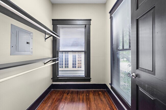 Building Photo - 811 Sul Ross St