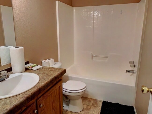 Building Photo - Fully Furnished Nice 3BR/2BA Home