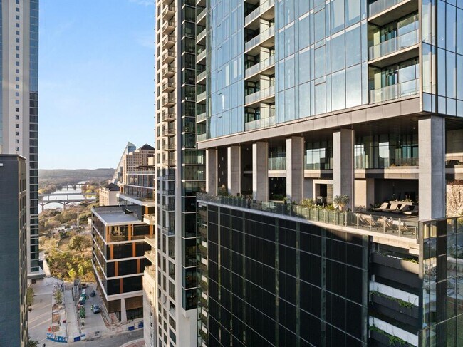 Building Photo - 610 Davis St