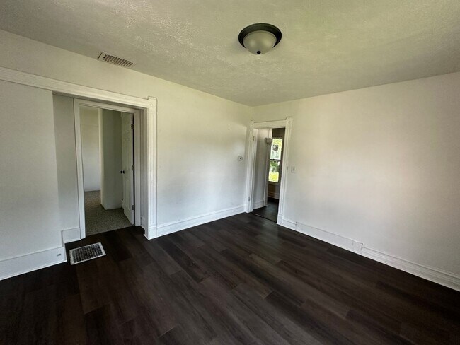 Building Photo - 723 W Shirland Ave