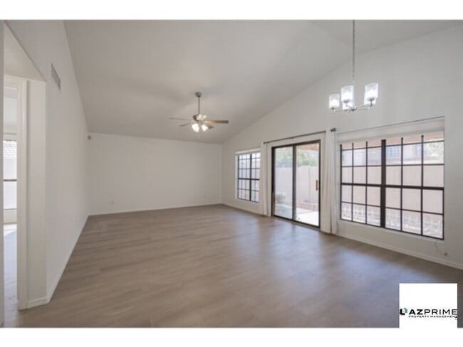 Building Photo - A Distinguished 2/2 Single-Level Townhome ...