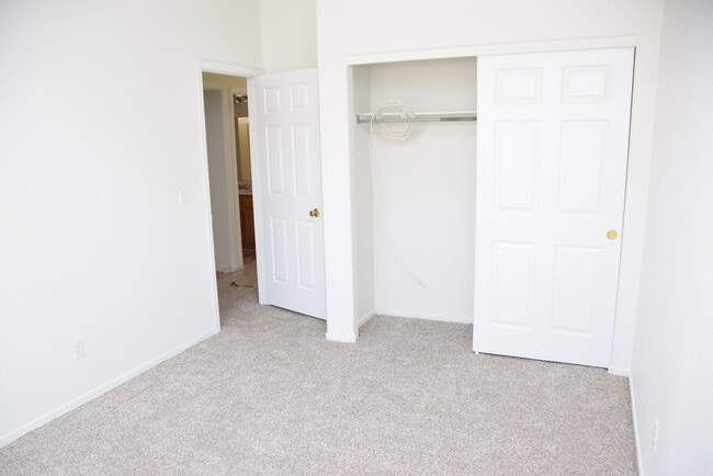 Building Photo - BEAUTIFUL 4 BEDROOM, 2 BATH SINGLE-STORY H...