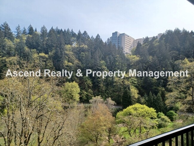 Building Photo - Stunning Views! 2 Level Condo Minutes to Downtown & PSU Incl Water/Sewer/Garbage & Parking