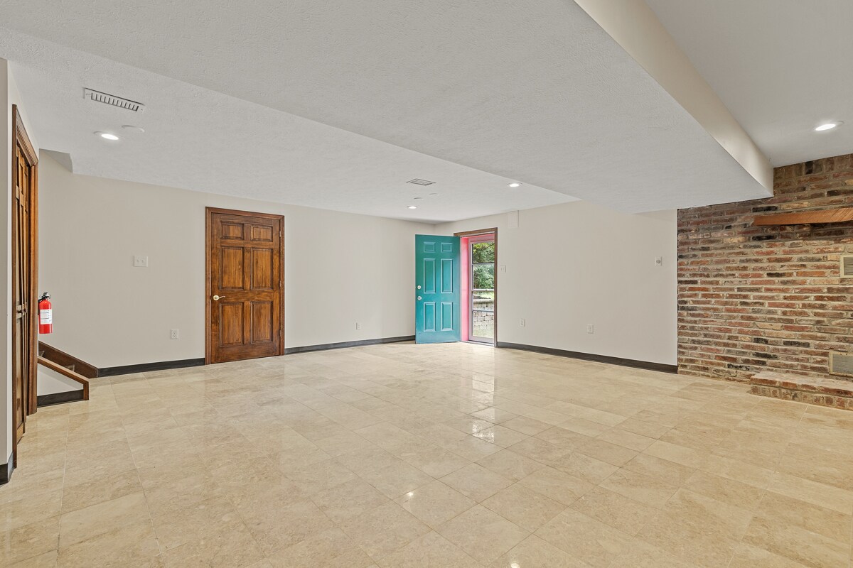 Building Photo - 5150 Mamont Rd