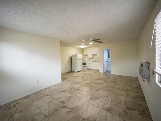 Building Photo - 1 bed and 1 bath located in Henderson!