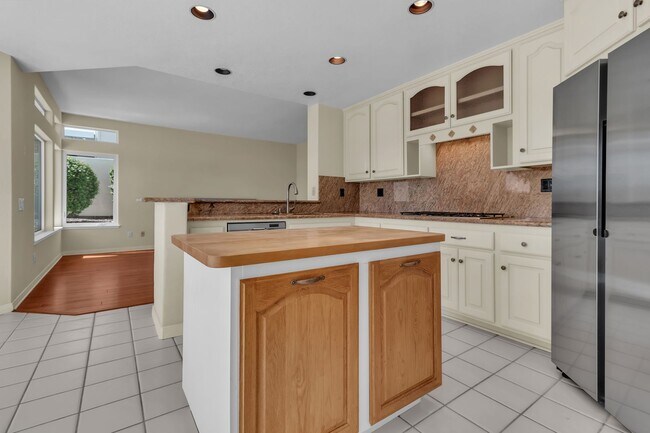 Building Photo - 12 Bergamo