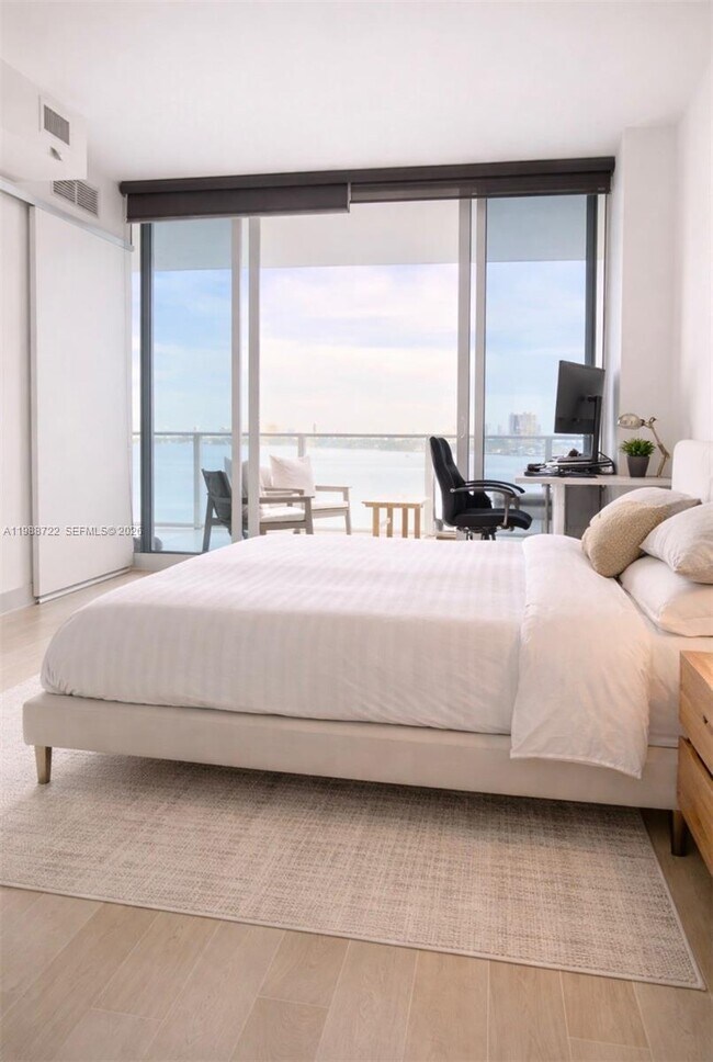 Building Photo - 2020 N Bayshore Dr