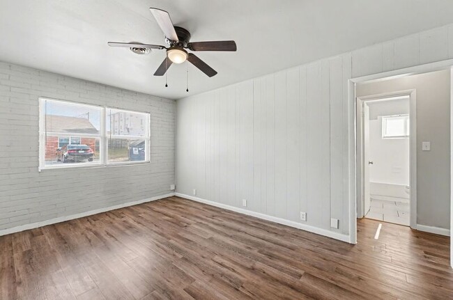 Building Photo - 704 W Oak St