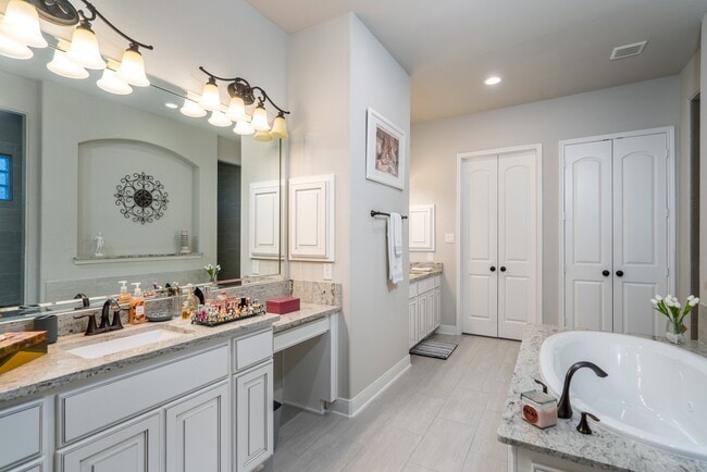 Building Photo - 10410 Southern Hawker