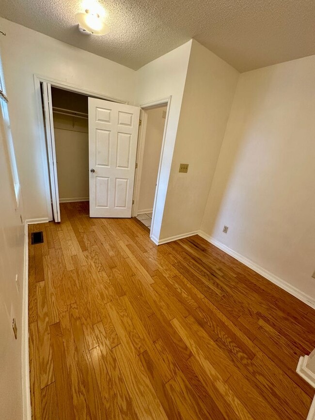 Building Photo - 3 BED | 2 BATH | GATED BACKYARD | THOMAS S...