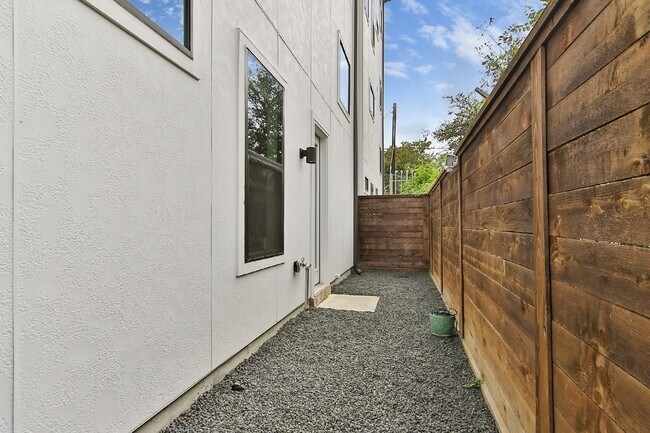 Building Photo - 1814 Bingham St
