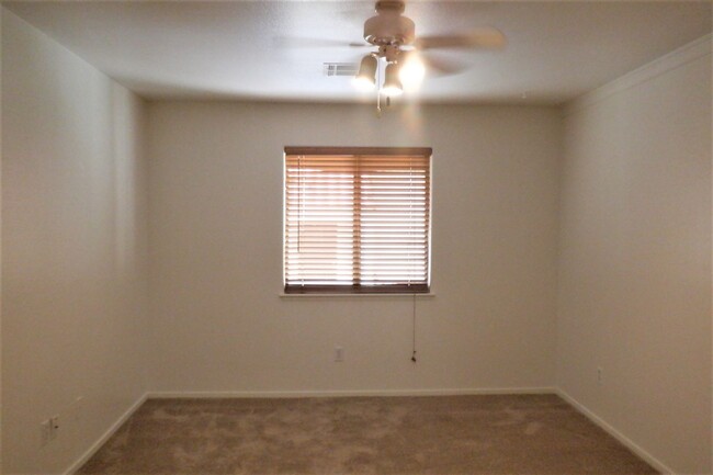 Building Photo - Two Bedroom Upstairs Condo Located in Hend...