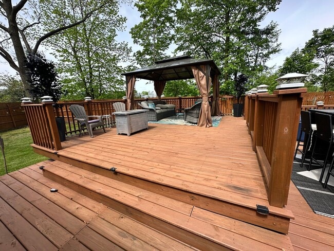 Building Photo - 3 bedroom, 2 Full Bathroom Single Family H...