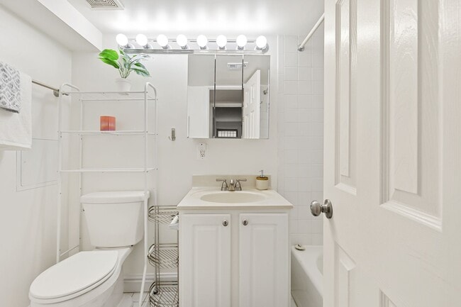 Building Photo - Spacious & Conveniently Located 2br/2ba on U St Corridor!