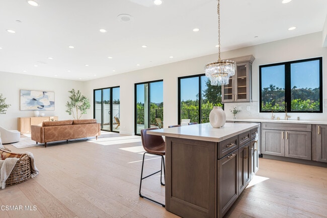 Building Photo - 252 Capri Dr