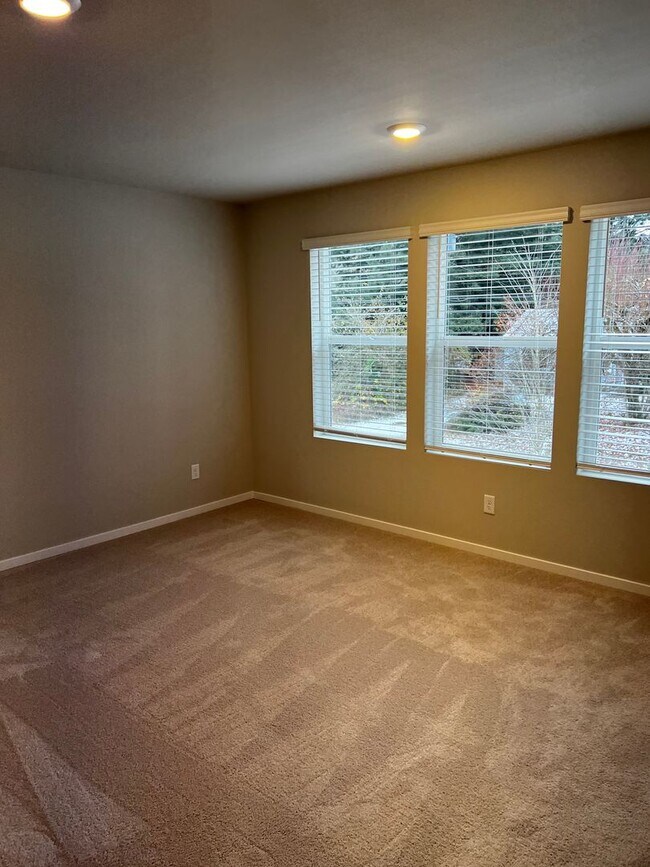 Building Photo - STO Langly Duplex