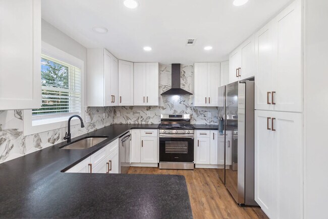 Building Photo - 809 Carson Dr