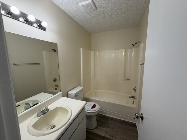 Building Photo - Condo For Rent