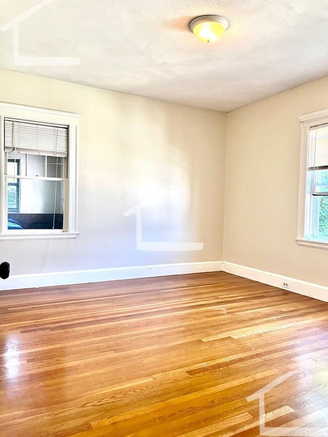 Building Photo - HUGE 3 bed duplex in the heart of Oak Square!