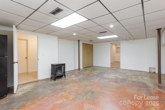 Building Photo - 10 S Oak Forest Dr