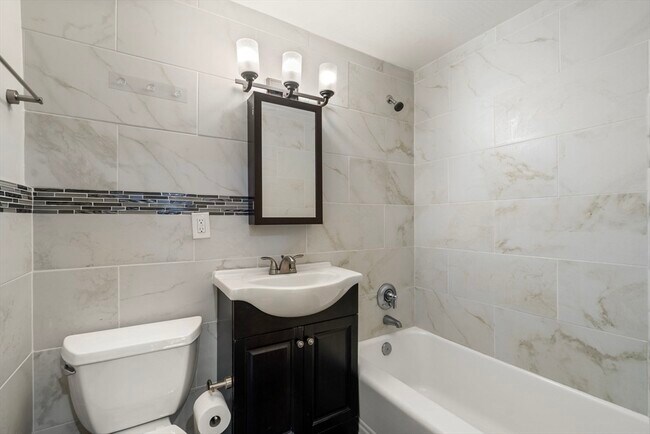 Building Photo - 167 Beacon St