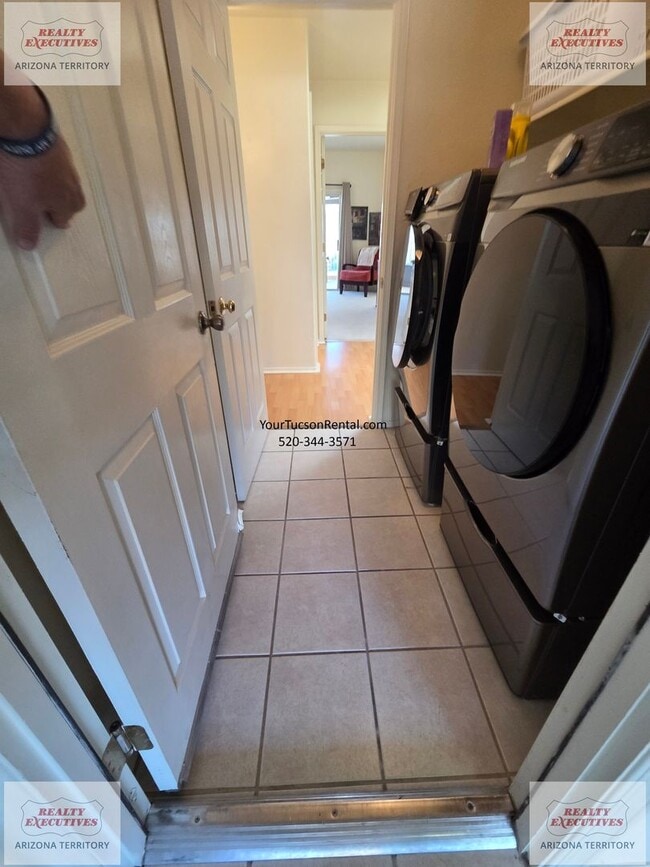 Building Photo - NE off Wrightstown & Pantano 3/2 with pool, patio and loads of upgrades