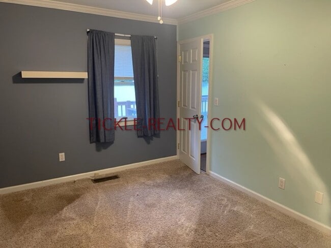 Building Photo - 3 Bedroom Ranch - Huge Garage - Fenced Yard