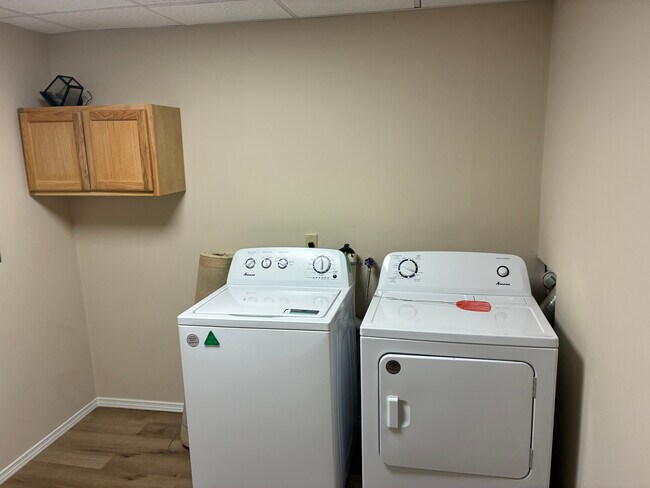 Building Photo - Room in House on Karl Ct