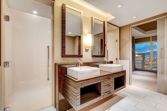 Building Photo - Waldorf Astoria 2711-City/Mtn views from t...