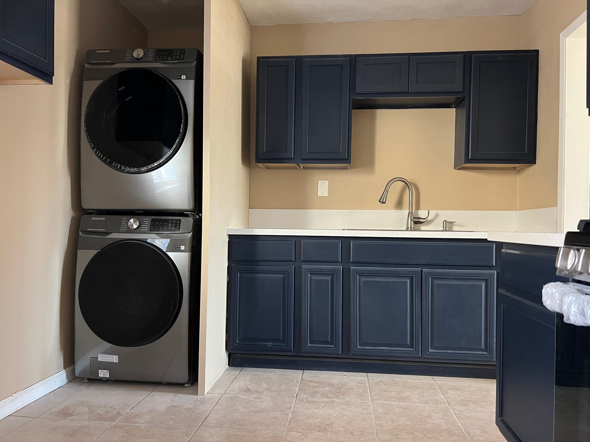 Building Photo - 576 N Wilson Ave