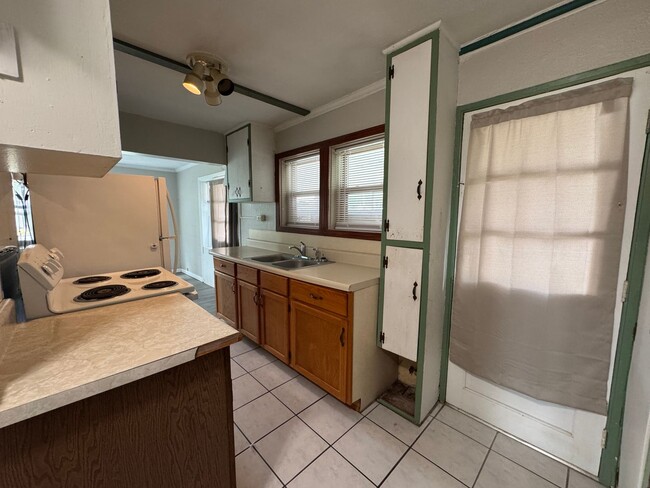 Building Photo - Charming 1-Bedroom, 1-Bath Home Near Downt...