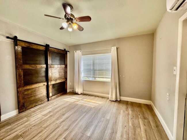 Building Photo - 1311 NE 42nd St