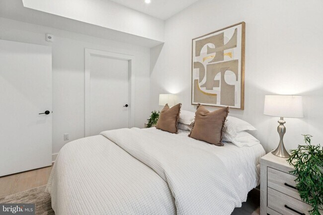 Building Photo - 30 W Allens Ln