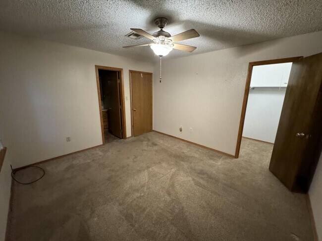 Building Photo - 625 Lakeview Ave