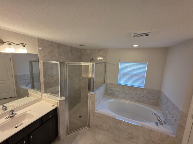 Building Photo - 5996 NW Baynard Dr
