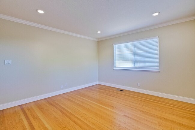 Building Photo - Spacious Home l Massive 12,525 Sq Ft Lot l...