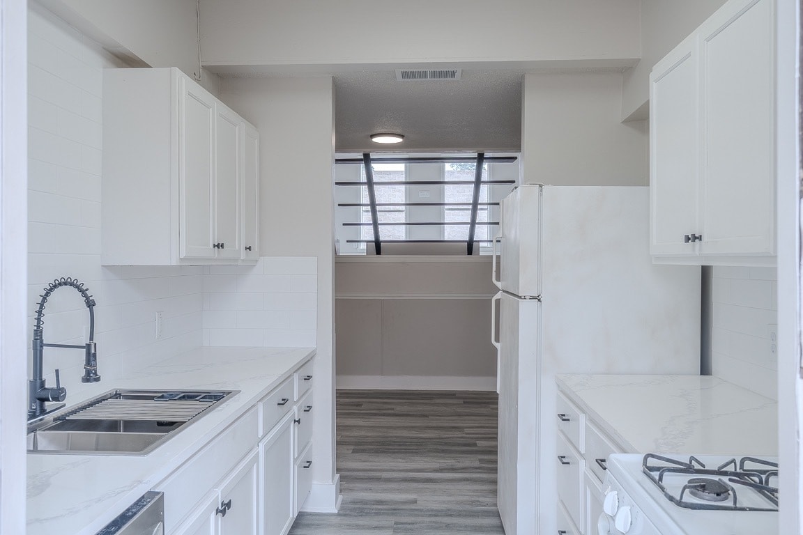 Building Photo - 19 Lakeway St