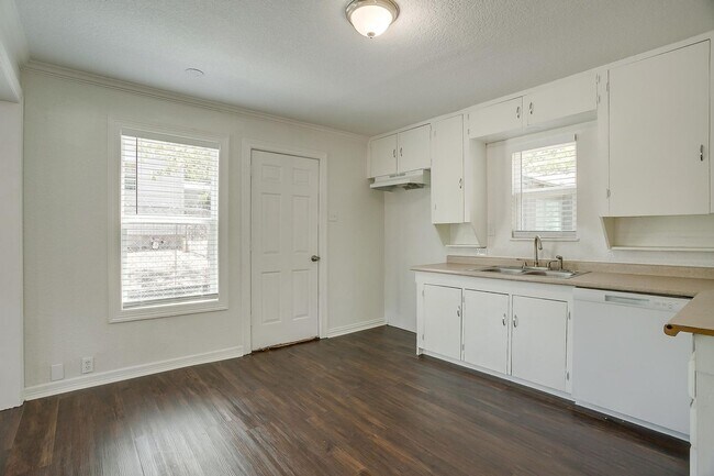 Building Photo - Amazing Remodeled 2 Bed, 1 Bath Ready tor ...